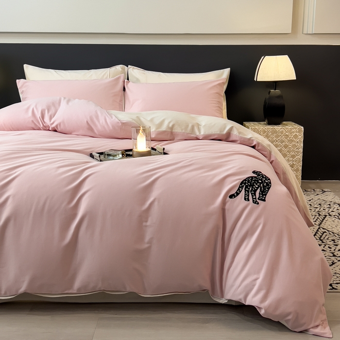 91家纺网 家纺一手货源 找家纺 印季家纺 2025新款全棉50s磨毛绣花-黑豹四件套 夹心粉-奶玉