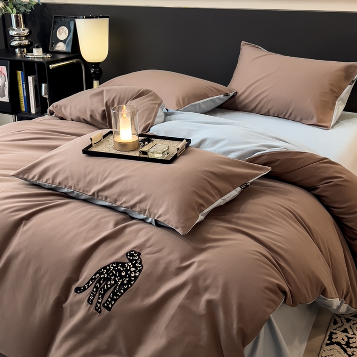 91家纺网 家纺一手货源 找家纺 印季家纺 2025新款全棉50s磨毛绣花-黑豹四件套 咖灰-天青