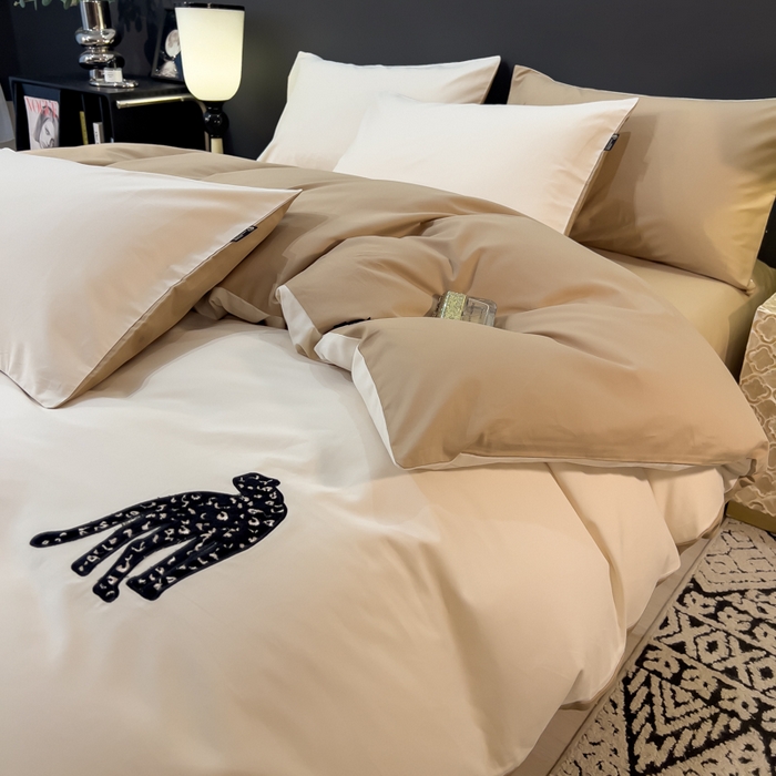 91家纺网 家纺一手货源 找家纺 印季家纺 2025新款全棉50s磨毛绣花-黑豹四件套 奶玉-浅驼