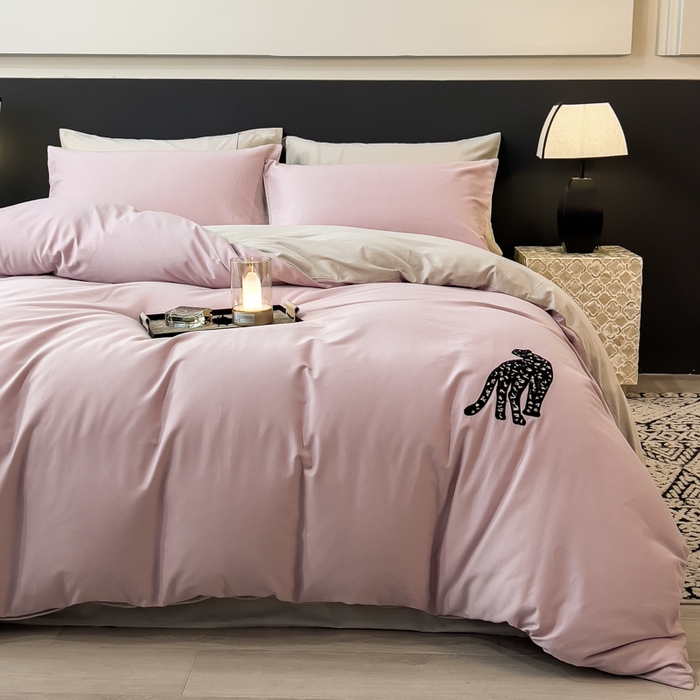 91家纺网 家纺一手货源 找家纺 印季家纺 2025新款全棉50s磨毛绣花-黑豹四件套 悠悠紫-空气灰