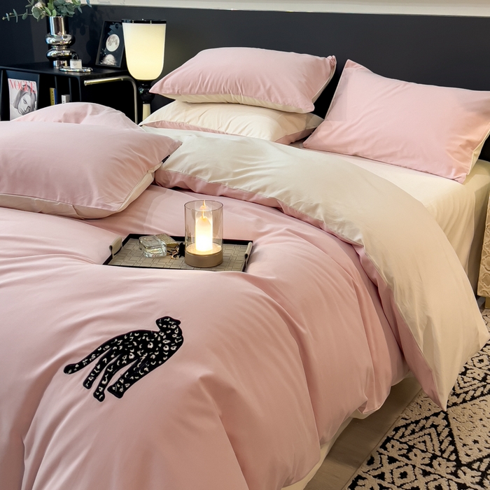 91家纺网 家纺一手货源 找家纺 印季家纺 2025新款全棉50s磨毛绣花-黑豹四件套 夹心粉-奶玉