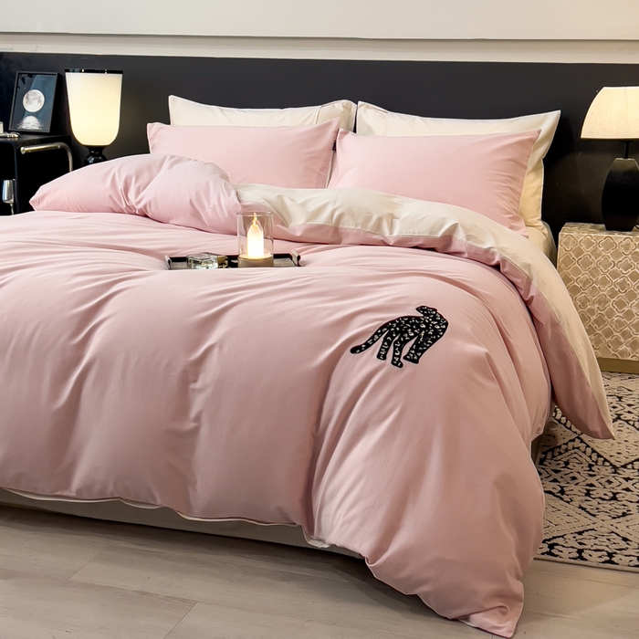 91家纺网 家纺一手货源 找家纺 印季家纺 2025新款全棉50s磨毛绣花-黑豹四件套 夹心粉-奶玉