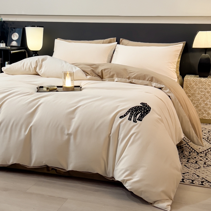 91家纺网 家纺一手货源 找家纺 印季家纺 2025新款全棉50s磨毛绣花-黑豹四件套 奶玉-浅驼