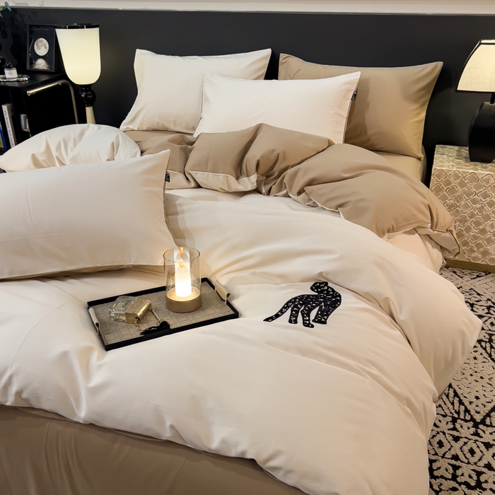 91家纺网 家纺一手货源 找家纺 印季家纺 2025新款全棉50s磨毛绣花-黑豹四件套 奶玉-浅驼