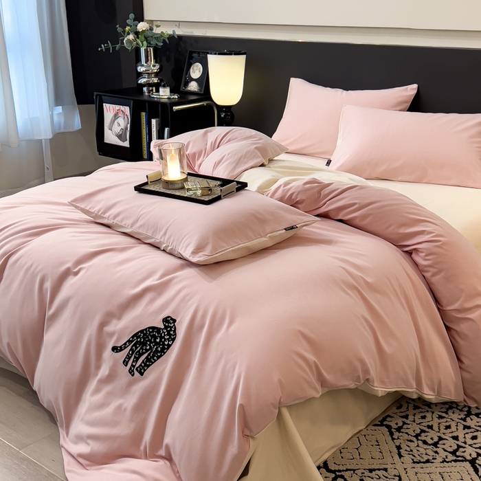 91家纺网 家纺一手货源 找家纺 印季家纺 2025新款全棉50s磨毛绣花-黑豹四件套 夹心粉-奶玉