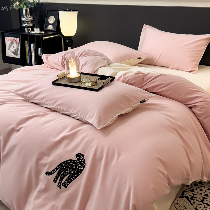 91家纺网 家纺一手货源 找家纺 印季家纺 2025新款全棉50s磨毛绣花-黑豹四件套 夹心粉-奶玉