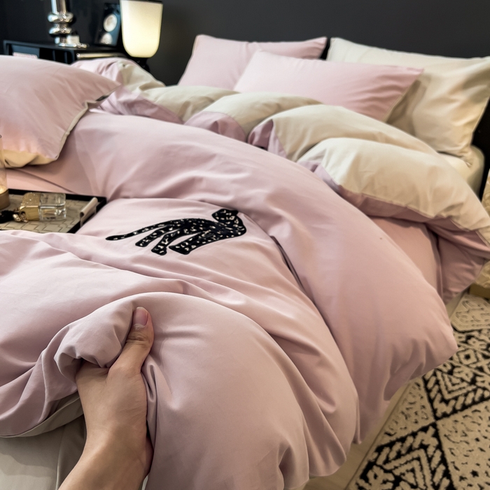 91家纺网 家纺一手货源 找家纺 印季家纺 2025新款全棉50s磨毛绣花-黑豹四件套 悠悠紫-空气灰