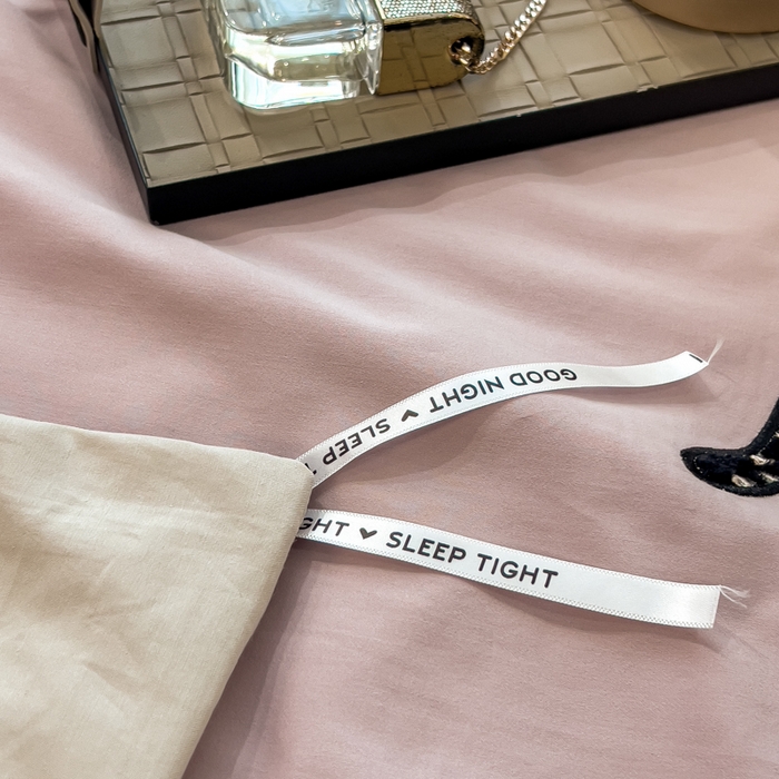 91家纺网 家纺一手货源 找家纺 印季家纺 2025新款全棉50s磨毛绣花-黑豹四件套 悠悠紫-空气灰