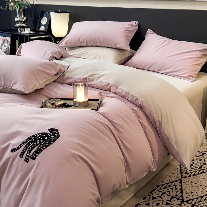 91家纺网 家纺一手货源 找家纺 印季家纺 2025新款全棉50s磨毛绣花-黑豹四件套 悠悠紫-空气灰