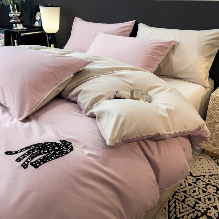 91家纺网 家纺一手货源 找家纺 印季家纺 2025新款全棉50s磨毛绣花-黑豹四件套 悠悠紫-空气灰