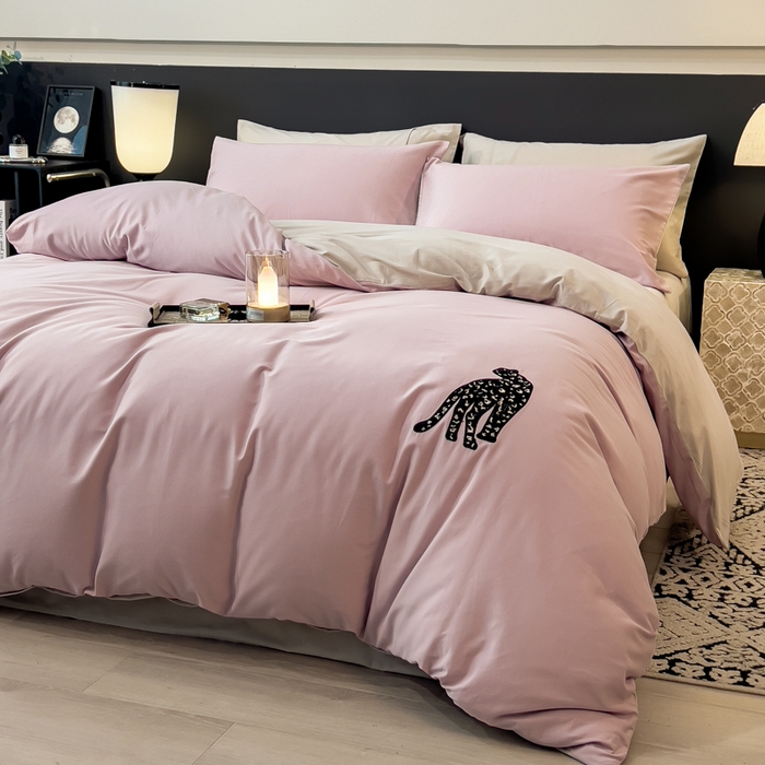 91家纺网 家纺一手货源 找家纺 印季家纺 2025新款全棉50s磨毛绣花-黑豹四件套 悠悠紫-空气灰