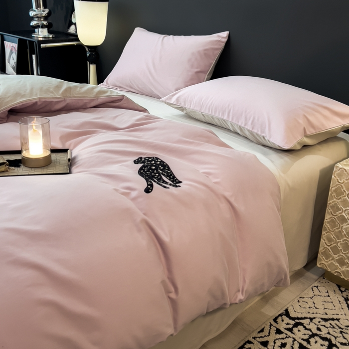 91家纺网 家纺一手货源 找家纺 印季家纺 2025新款全棉50s磨毛绣花-黑豹四件套 悠悠紫-空气灰