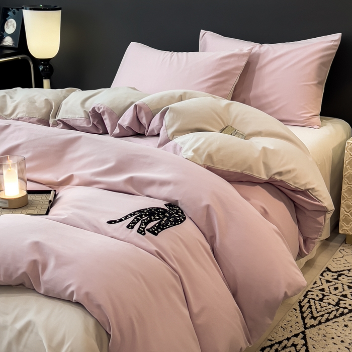 91家纺网 家纺一手货源 找家纺 印季家纺 2025新款全棉50s磨毛绣花-黑豹四件套 悠悠紫-空气灰