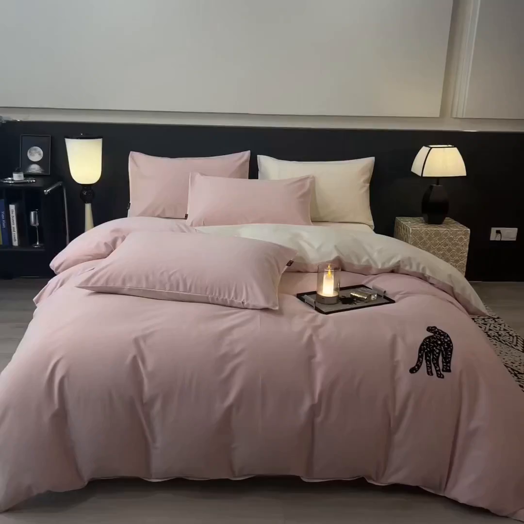 91家纺网 家纺一手货源 找家纺 印季家纺 2025新款全棉50s磨毛绣花-黑豹四件套 夹心粉-奶玉