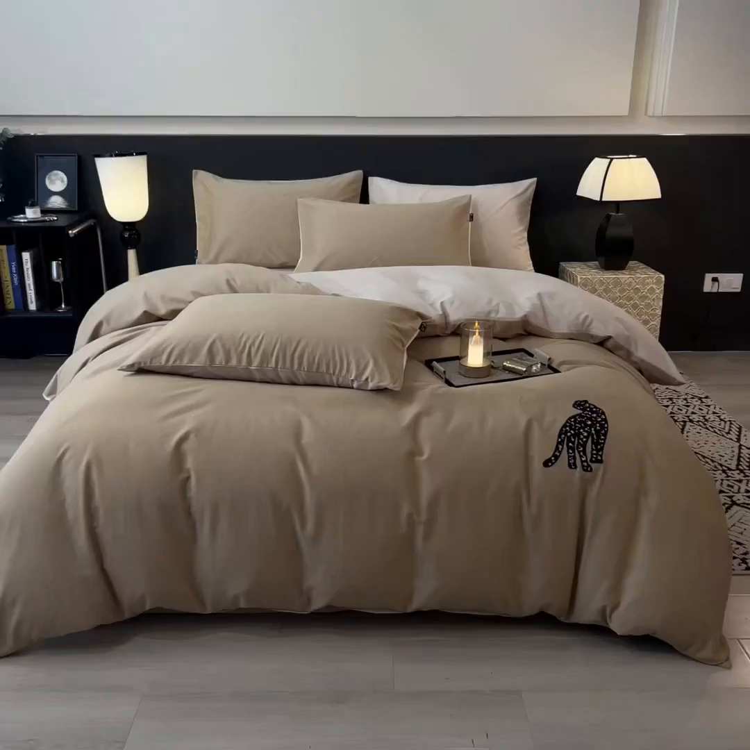 91家纺网 家纺一手货源 找家纺 印季家纺 2025新款全棉50s磨毛绣花-黑豹四件套 浅驼-玛卡粉