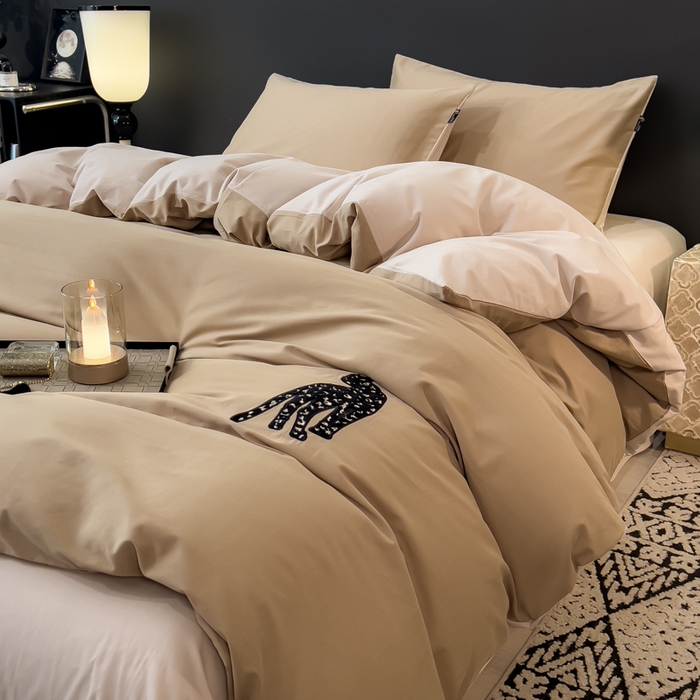 91家纺网 家纺一手货源 找家纺 印季家纺 2025新款全棉50s磨毛绣花-黑豹四件套 浅驼-玛卡粉