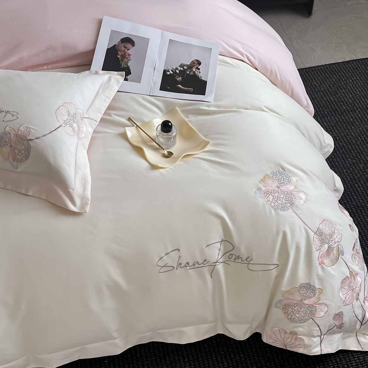 91家纺网 家纺一手货源 找家纺 置顶家纺 2025新款全棉加厚磨毛刺绣秋冬系列四件套-赫本 赫本-奶白+粉玉