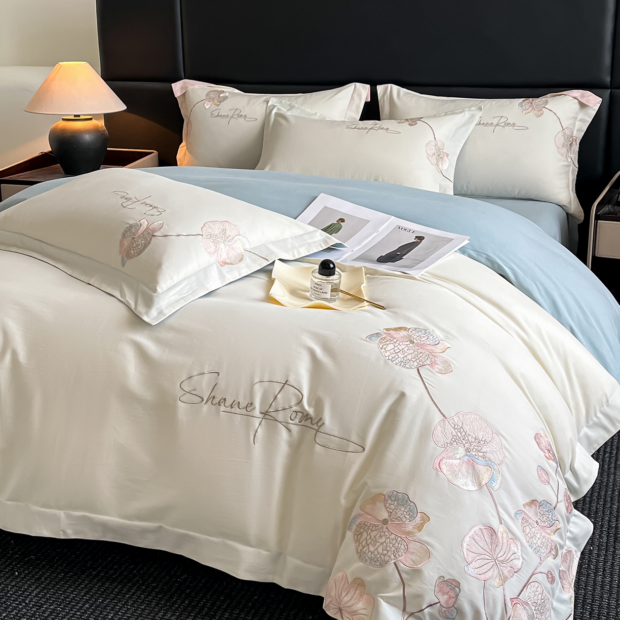 91家纺网 家纺一手货源 找家纺 置顶家纺 2025新款全棉加厚磨毛刺绣秋冬系列四件套-赫本 赫本-奶白+浅蓝