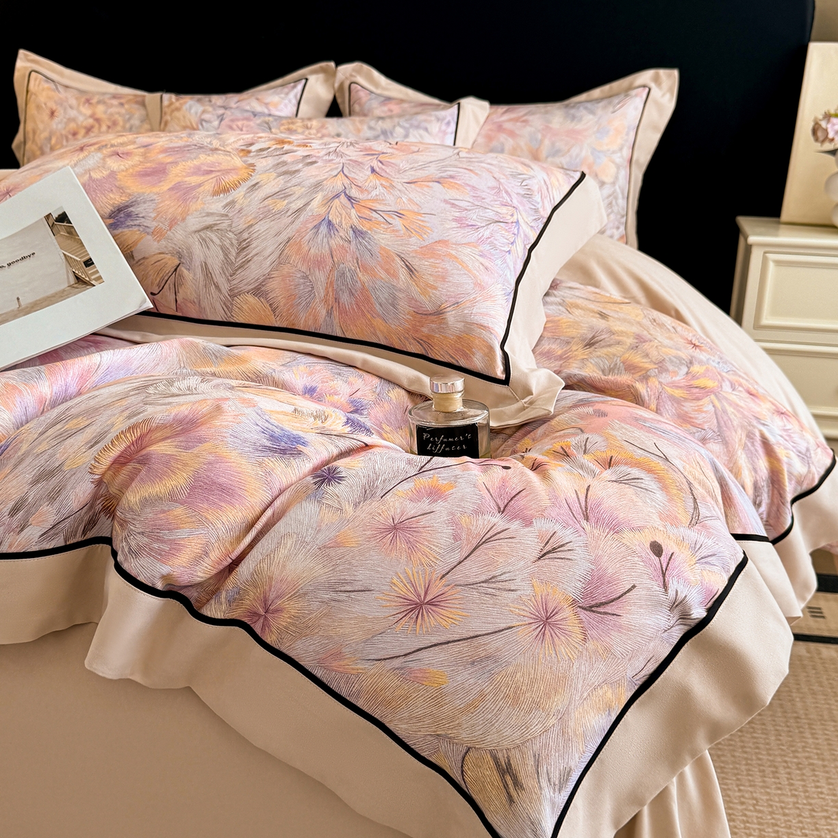 91家纺网 家纺一手货源 找家纺 置顶家纺 2025秋冬新款亲肤加厚140克磨毛四件套-普罗旺斯羽翎系列 羽翎-浅咖