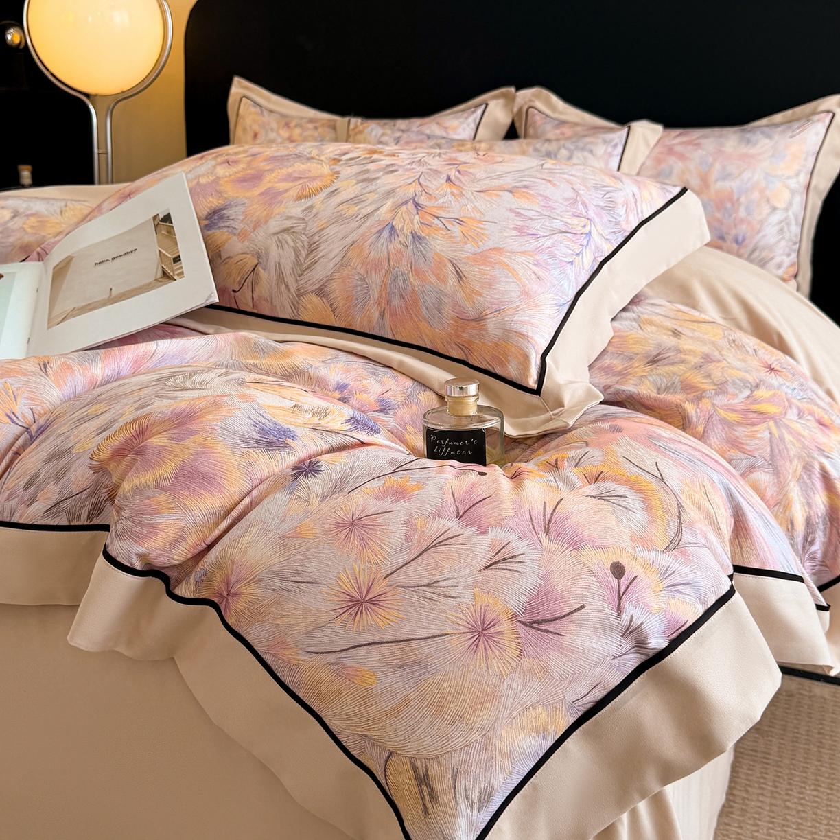 91家纺网 家纺一手货源 找家纺 置顶家纺 2025秋冬新款亲肤加厚140克磨毛四件套-普罗旺斯羽翎系列 羽翎-浅咖