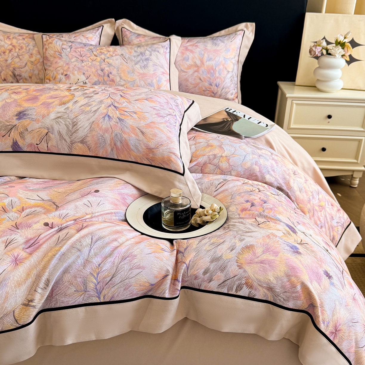 91家纺网 家纺一手货源 找家纺 置顶家纺 2025秋冬新款亲肤加厚140克磨毛四件套-普罗旺斯羽翎系列 羽翎-浅咖