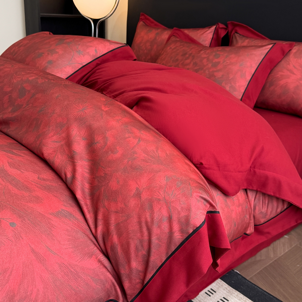 91家纺网 家纺一手货源 找家纺 置顶家纺 2025秋冬新款亲肤加厚140克磨毛四件套-普罗旺斯羽翎系列 羽翎-酒红