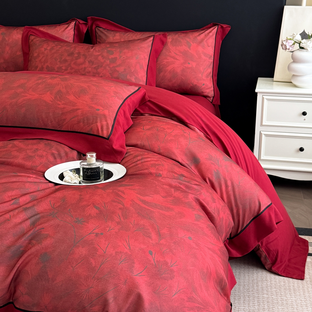 91家纺网 家纺一手货源 找家纺 置顶家纺 2025秋冬新款亲肤加厚140克磨毛四件套-普罗旺斯羽翎系列 羽翎-酒红