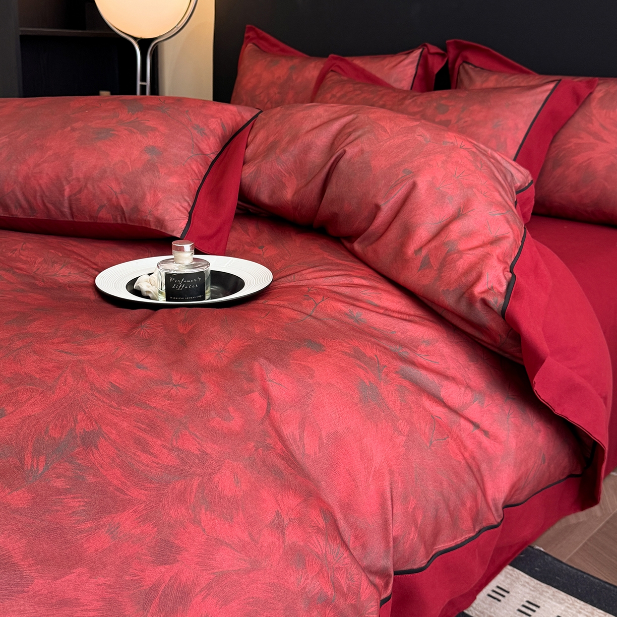 91家纺网 家纺一手货源 找家纺 置顶家纺 2025秋冬新款亲肤加厚140克磨毛四件套-普罗旺斯羽翎系列 羽翎-酒红