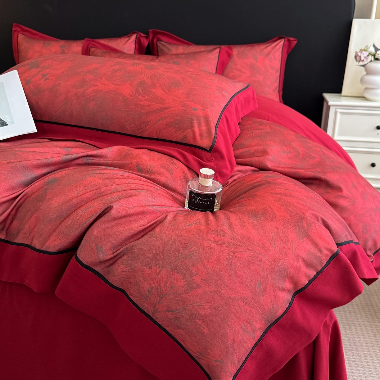 91家纺网 家纺一手货源 找家纺 置顶家纺 2025秋冬新款亲肤加厚140克磨毛四件套-普罗旺斯羽翎系列 羽翎-酒红