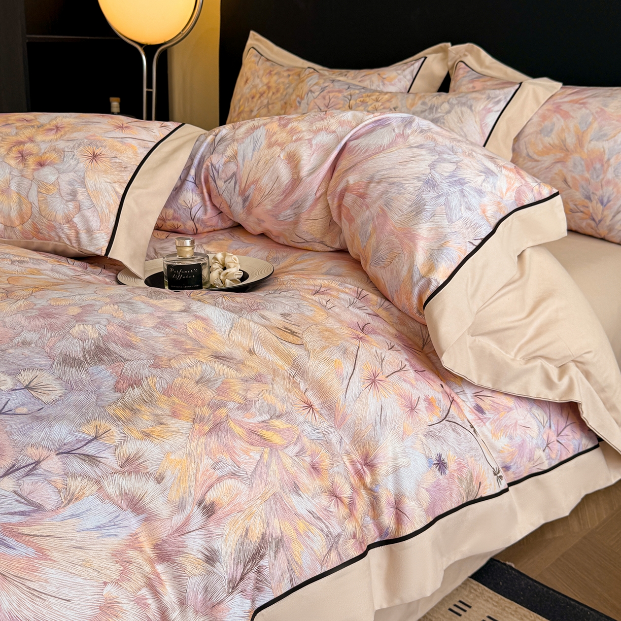 91家纺网 家纺一手货源 找家纺 置顶家纺 2025秋冬新款亲肤加厚140克磨毛四件套-普罗旺斯羽翎系列 羽翎-浅咖