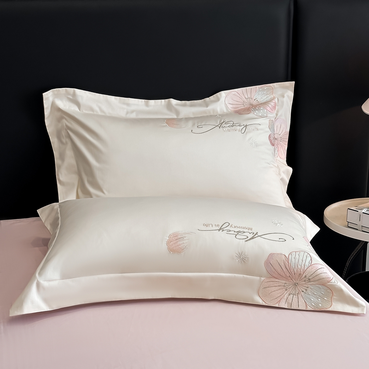 91家纺网 家纺一手货源 找家纺 置顶家纺 2025新款花漾亲肤刺绣系列四件套 花漾-奶白+玉粉