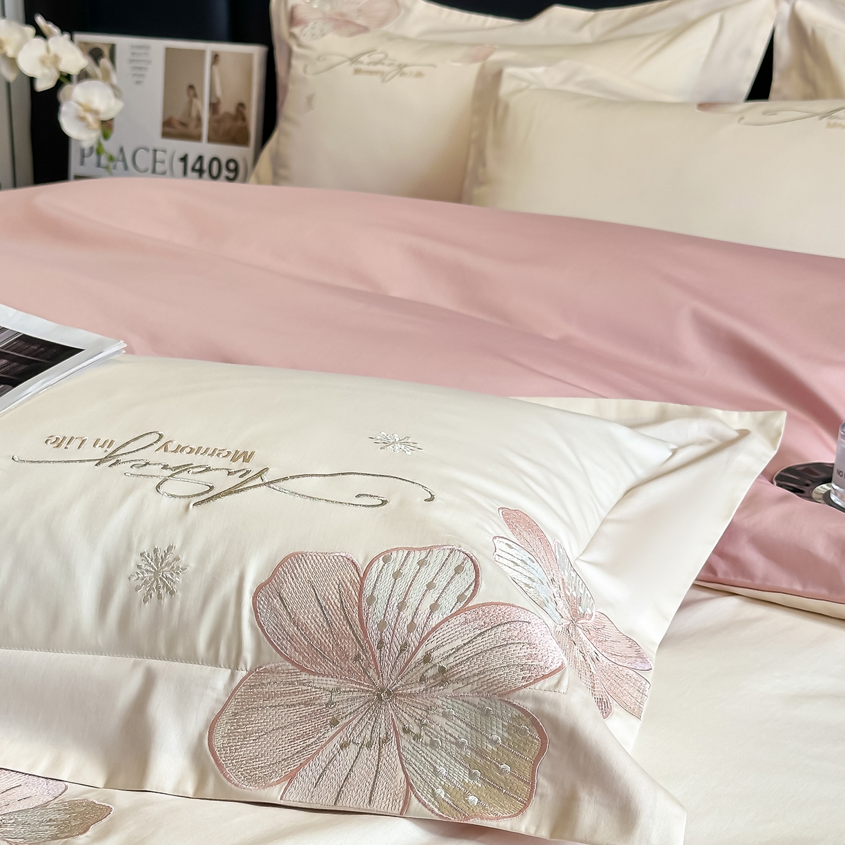 91家纺网 家纺一手货源 找家纺 置顶家纺 2025新款花漾亲肤刺绣系列四件套 花漾-奶白+浅豆沙