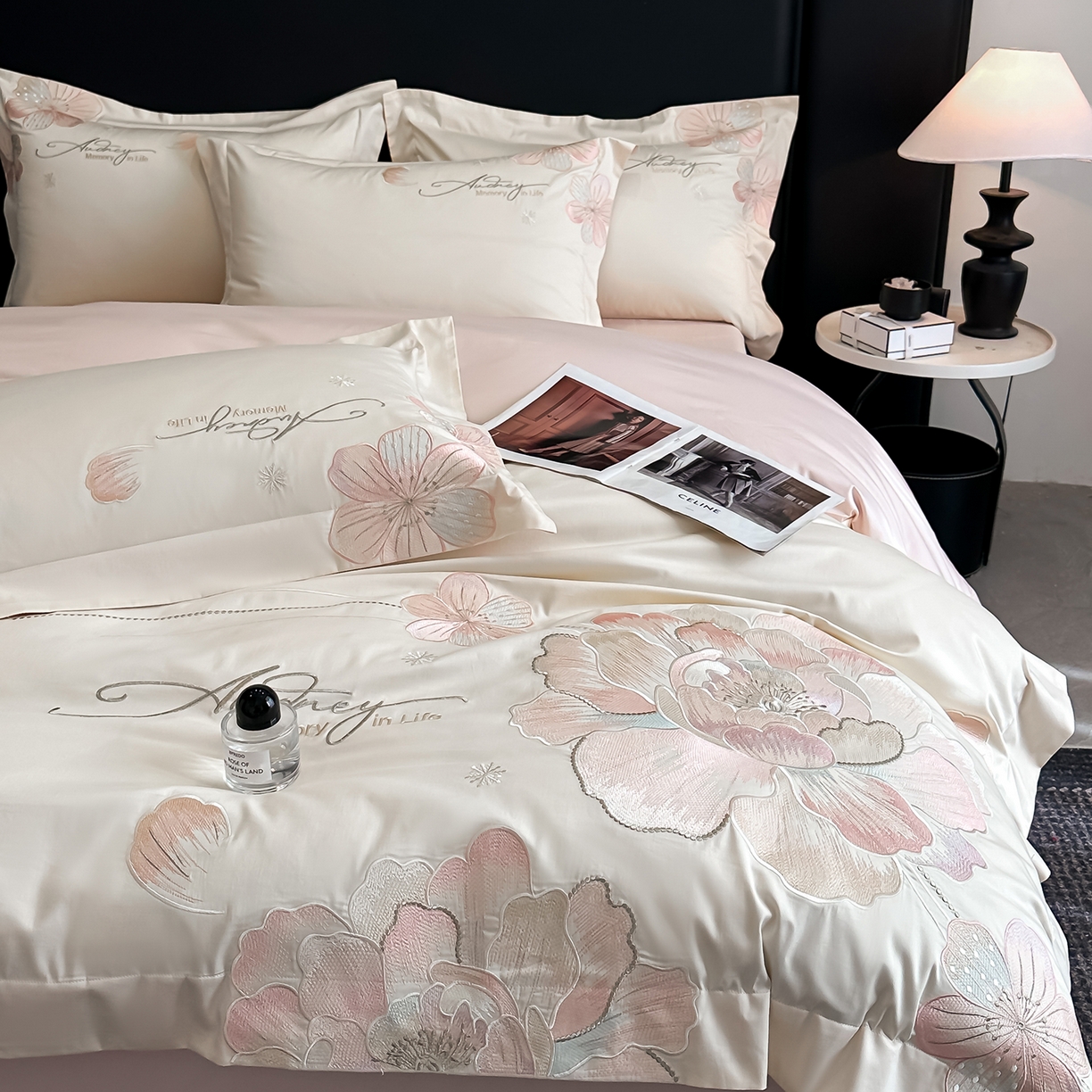 91家纺网 家纺一手货源 找家纺 置顶家纺 2025新款花漾亲肤刺绣系列四件套 花漾-奶白+玉粉