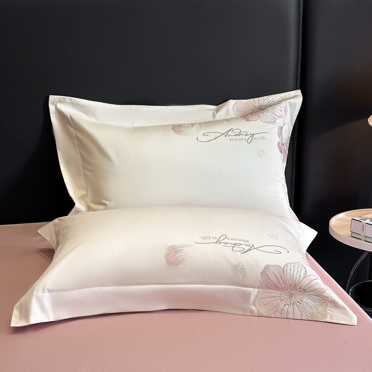 91家纺网 家纺一手货源 找家纺 置顶家纺 2025新款花漾亲肤刺绣系列四件套 花漾-奶白+浅豆沙