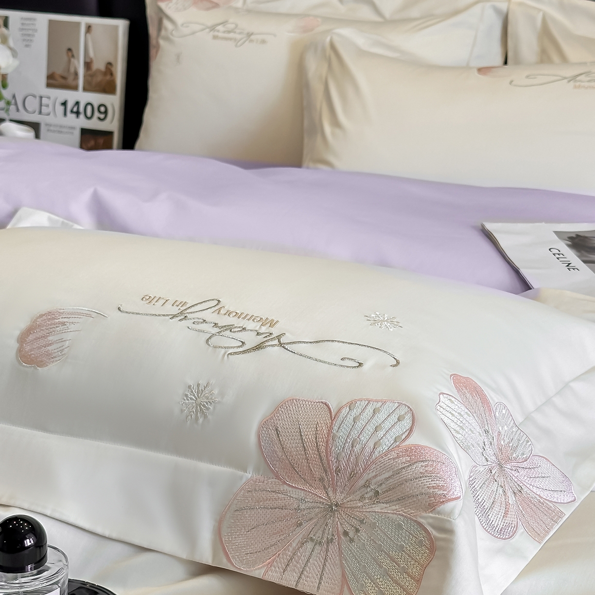 91家纺网 家纺一手货源 找家纺 置顶家纺 2025新款花漾亲肤刺绣系列四件套 花漾-奶白+香芋紫