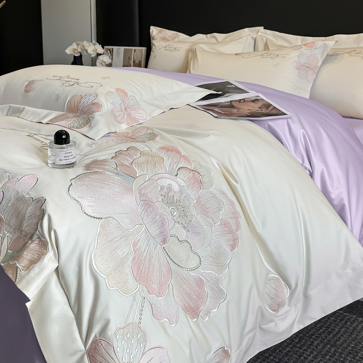 91家纺网 家纺一手货源 找家纺 置顶家纺 2025新款花漾亲肤刺绣系列四件套 花漾-奶白+香芋紫