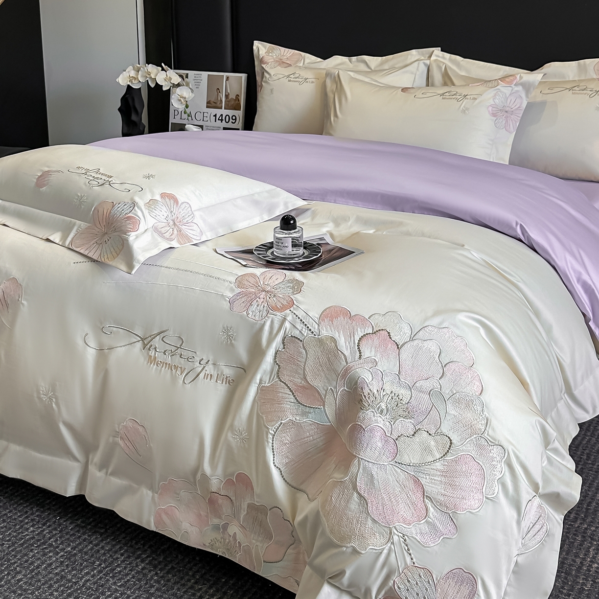 91家纺网 家纺一手货源 找家纺 置顶家纺 2025新款花漾亲肤刺绣系列四件套 花漾-奶白+香芋紫