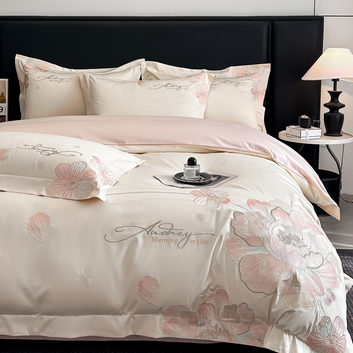 91家纺网 家纺一手货源 找家纺 置顶家纺 2025新款花漾亲肤刺绣系列四件套 花漾-奶白+玉粉