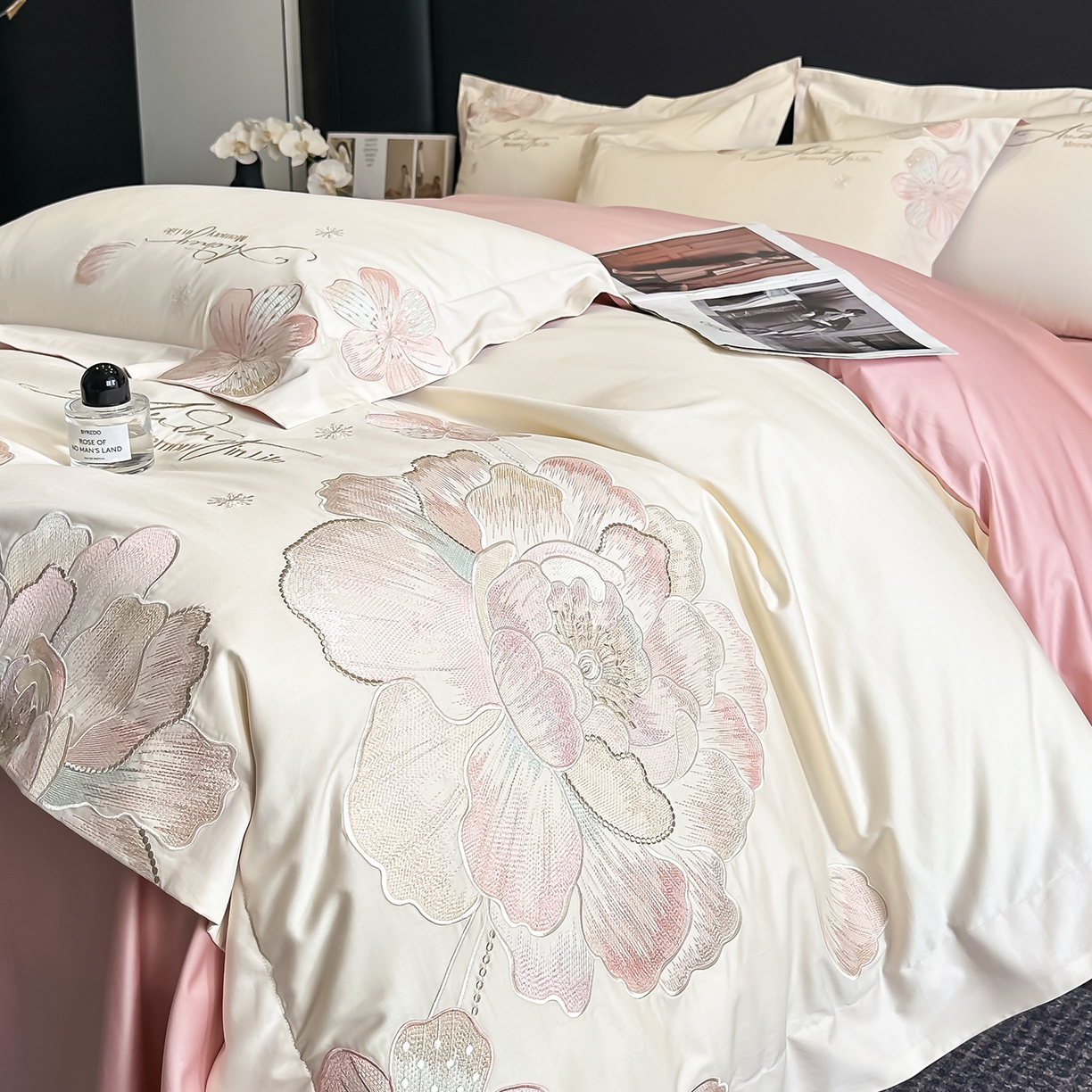 91家纺网 家纺一手货源 找家纺 置顶家纺 2025新款花漾亲肤刺绣系列四件套 花漾-奶白+浅豆沙