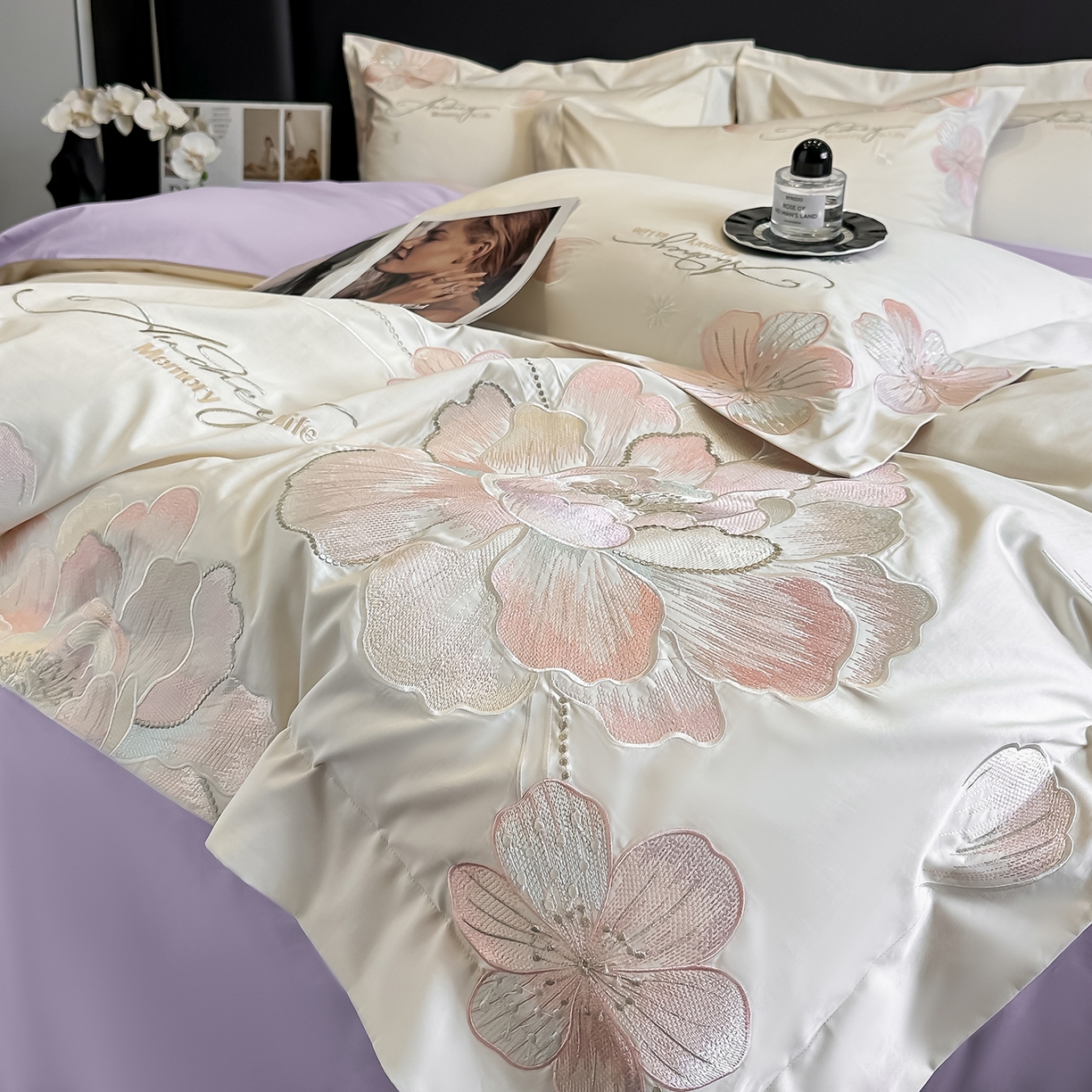 91家纺网 家纺一手货源 找家纺 置顶家纺 2025新款花漾亲肤刺绣系列四件套 花漾-奶白+香芋紫