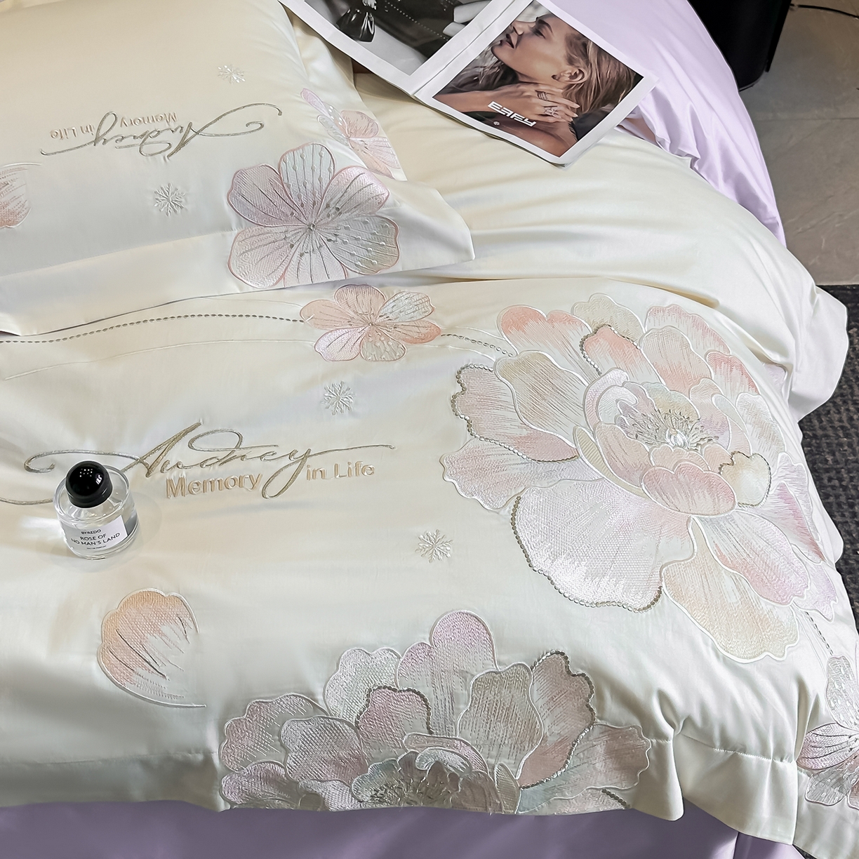 91家纺网 家纺一手货源 找家纺 置顶家纺 2025新款花漾亲肤刺绣系列四件套 花漾-奶白+香芋紫