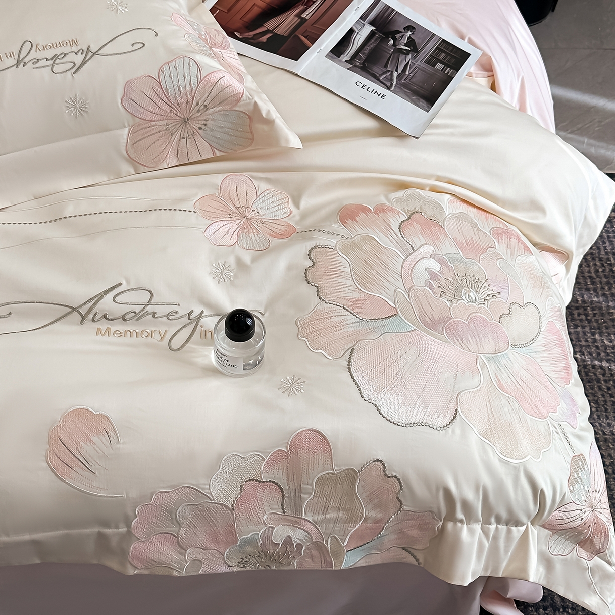 91家纺网 家纺一手货源 找家纺 置顶家纺 2025新款花漾亲肤刺绣系列四件套 花漾-奶白+玉粉