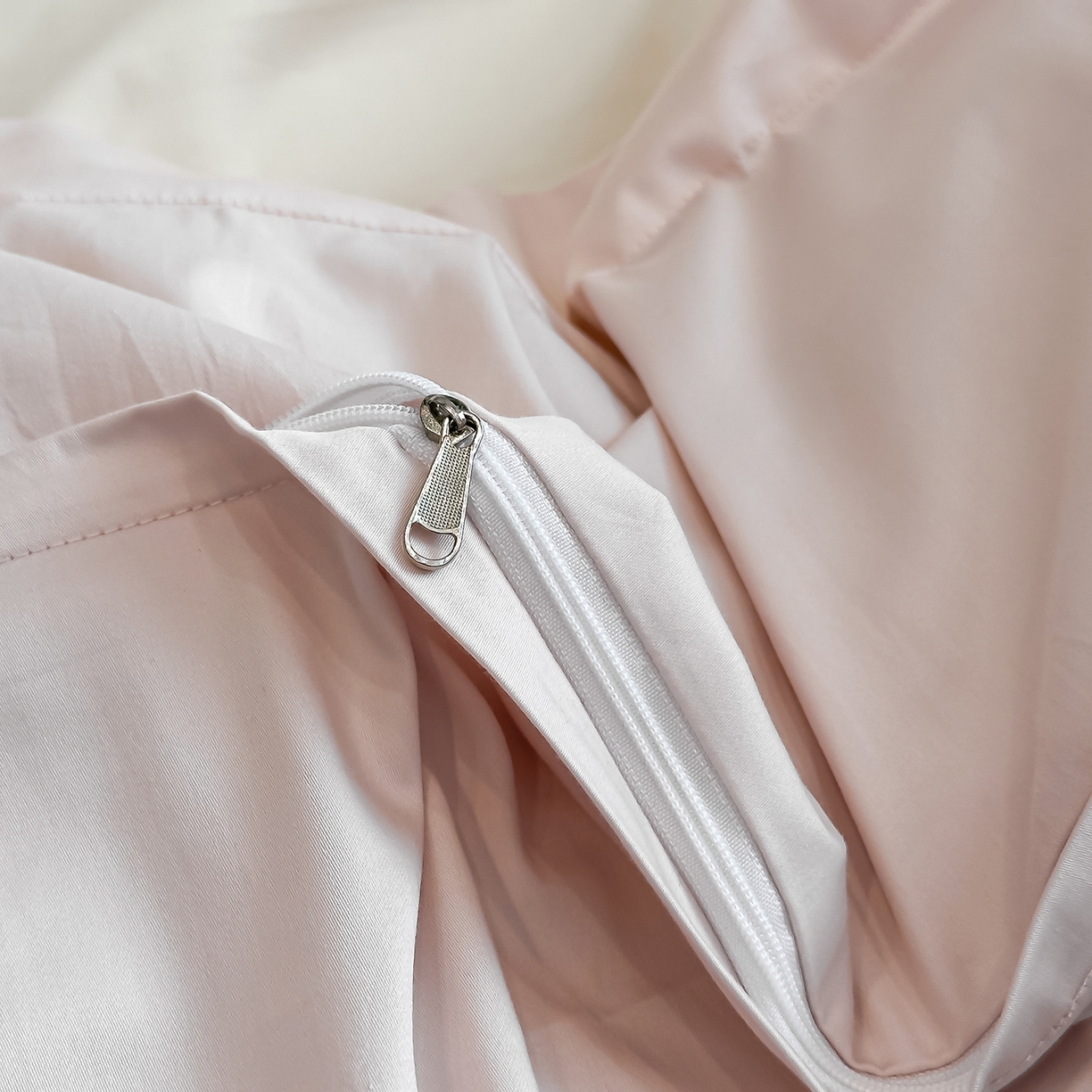 91家纺网 家纺一手货源 找家纺 置顶家纺 2025新款花漾亲肤刺绣系列四件套 花漾-奶白+玉粉