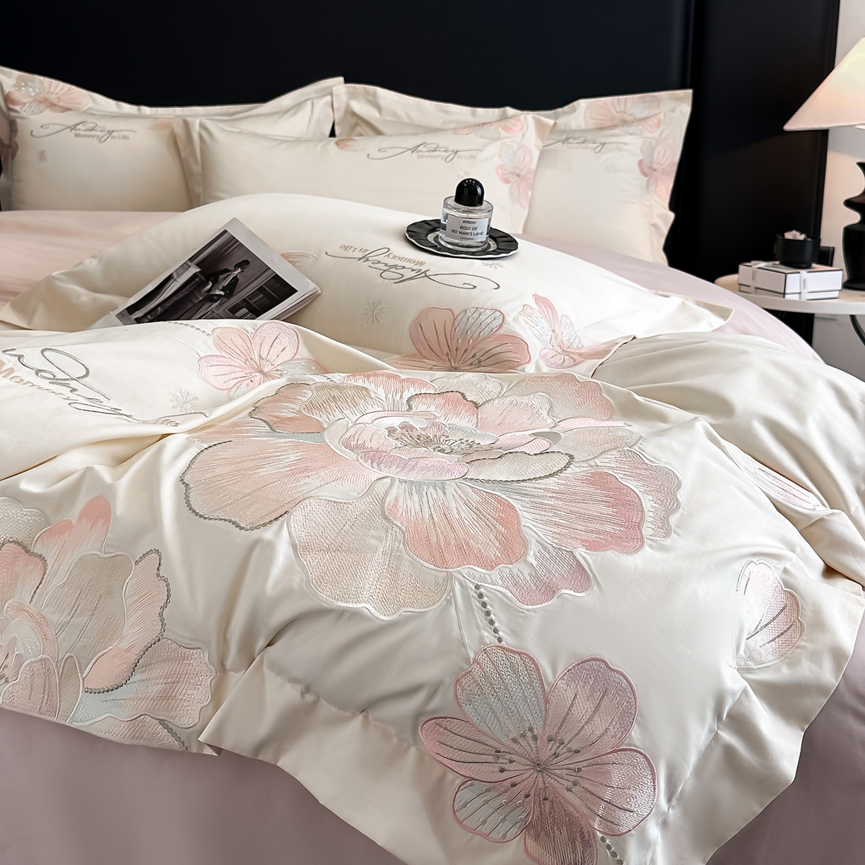 91家纺网 家纺一手货源 找家纺 置顶家纺 2025新款花漾亲肤刺绣系列四件套 花漾-奶白+玉粉