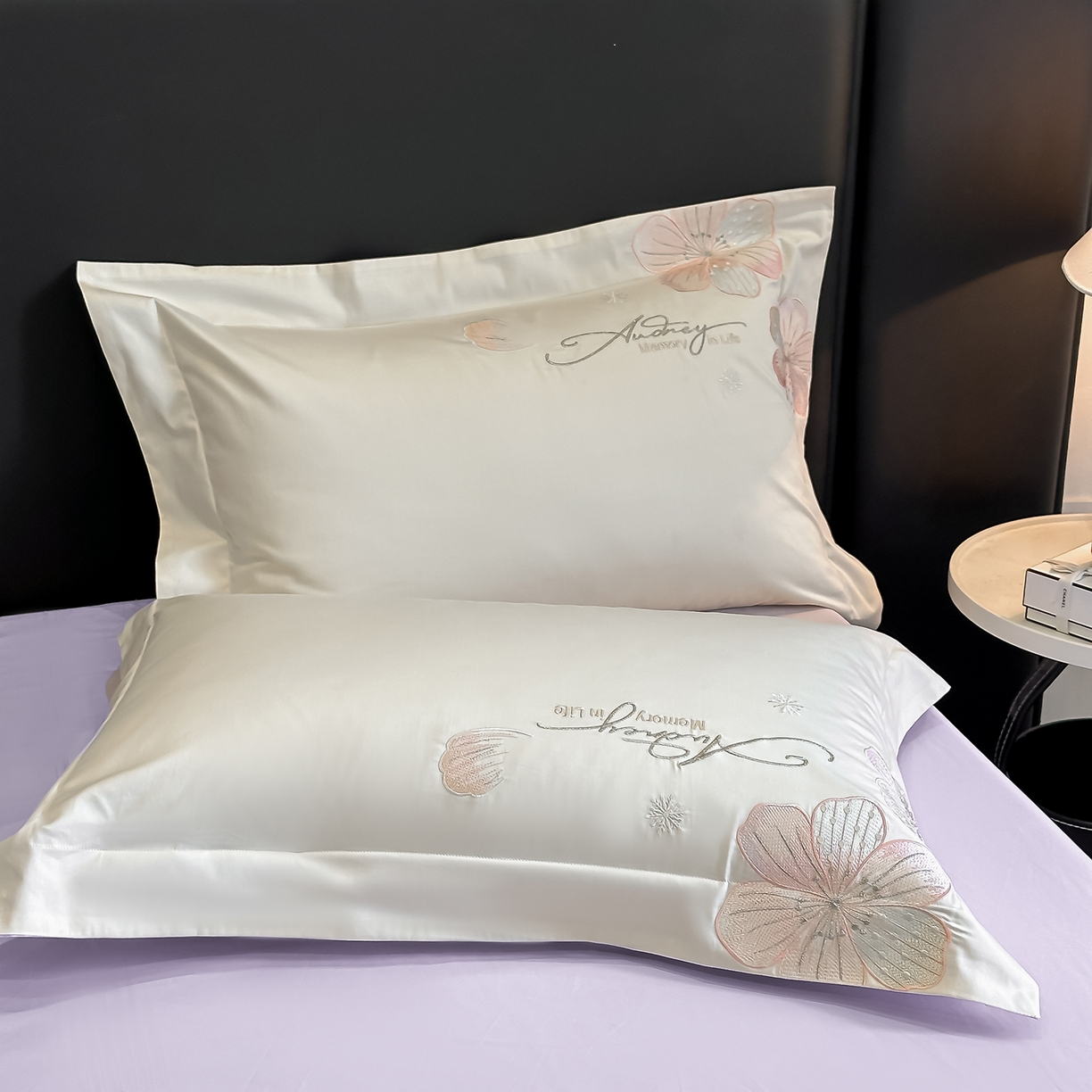 91家纺网 家纺一手货源 找家纺 置顶家纺 2025新款花漾亲肤刺绣系列四件套 花漾-奶白+香芋紫