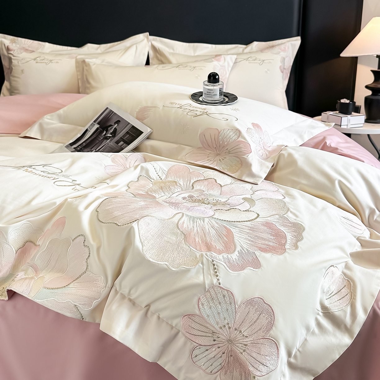 91家纺网 家纺一手货源 找家纺 置顶家纺 2025新款花漾亲肤刺绣系列四件套 花漾-奶白+浅豆沙