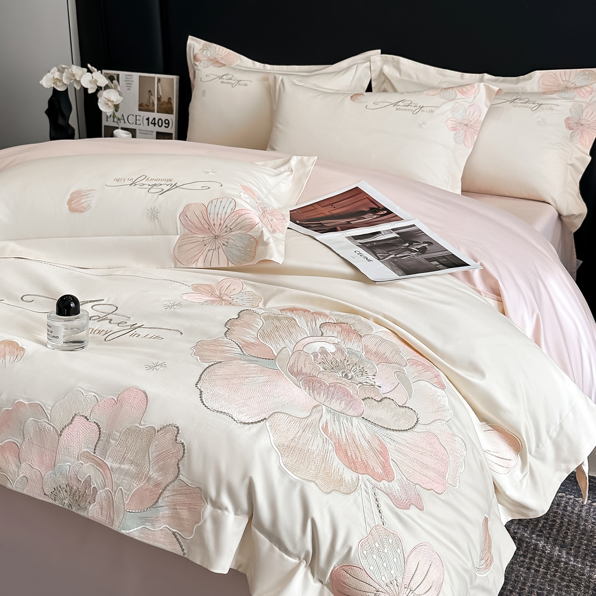 91家纺网 家纺一手货源 找家纺 置顶家纺 2025新款花漾亲肤刺绣系列四件套 花漾-奶白+玉粉