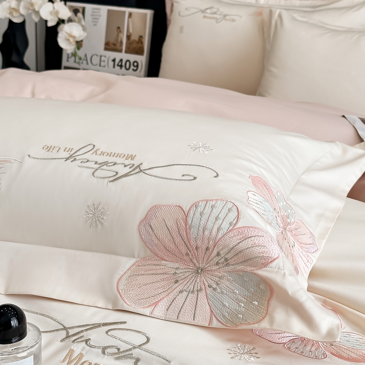 91家纺网 家纺一手货源 找家纺 置顶家纺 2025新款花漾亲肤刺绣系列四件套 花漾-奶白+玉粉