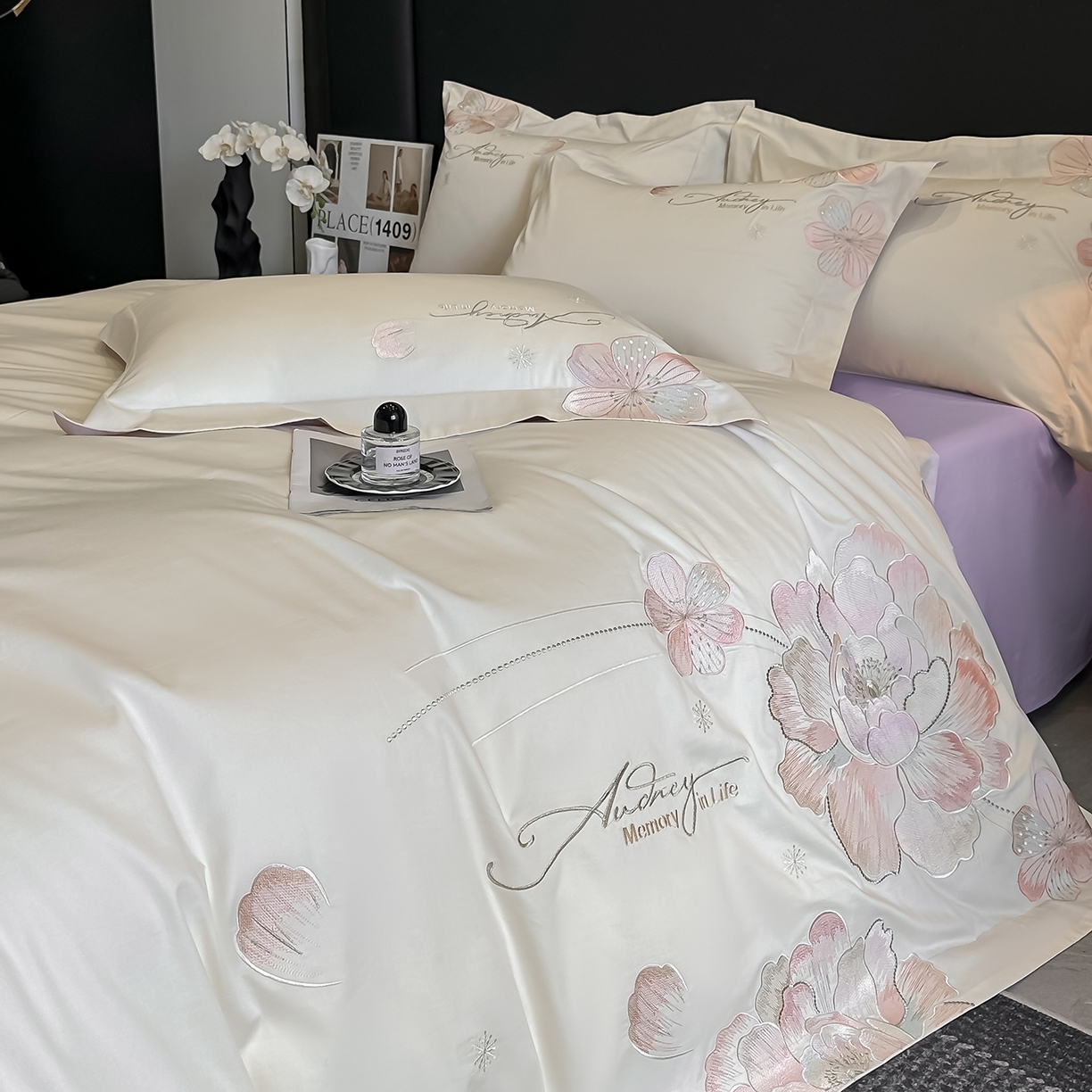 91家纺网 家纺一手货源 找家纺 置顶家纺 2025新款花漾亲肤刺绣系列四件套 花漾-奶白+香芋紫