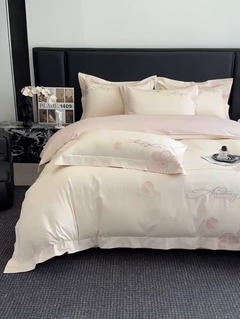 91家纺网 家纺一手货源 找家纺 置顶家纺 2025新款花漾亲肤刺绣系列四件套 花漾-奶白+玉粉